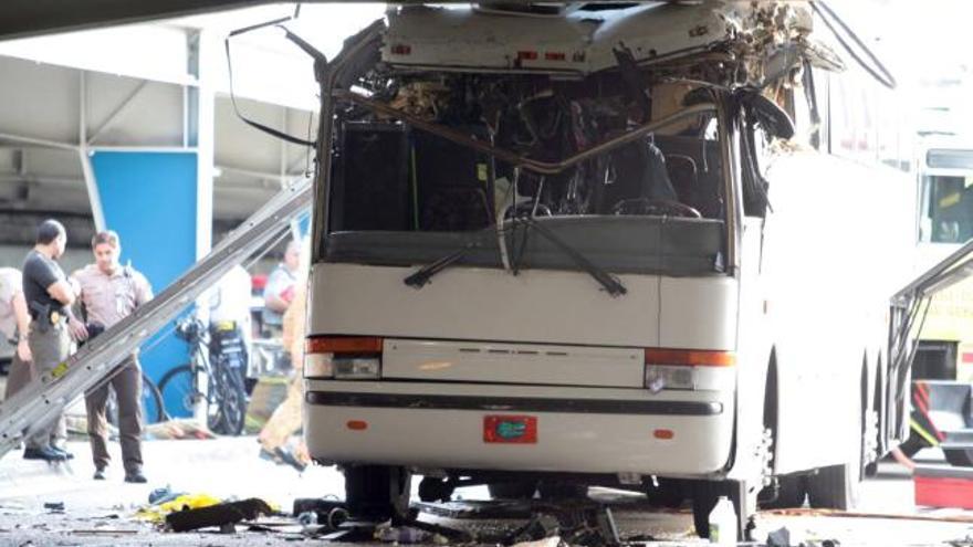 Dos muertos al chocar un autobús con un paso elevado en Miami