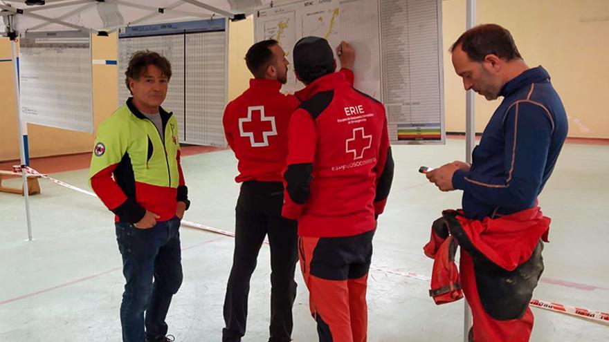 Los equipos de rescate de Cantabria no localizan a los dos espeleólogos en la ruta marcada