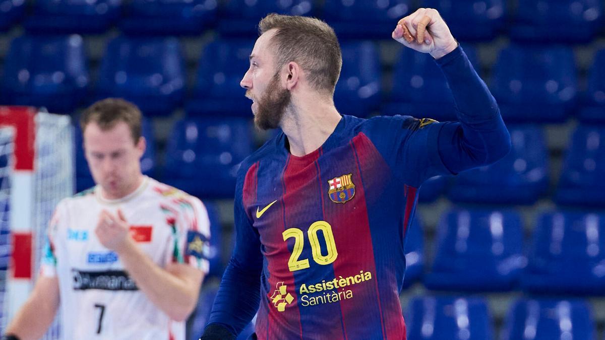 Aleix Gómez celebra un gol, con Felix Claar al fondo
