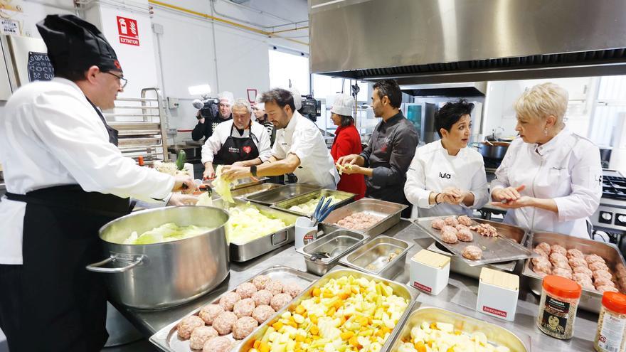 Cocineros como Susi Díaz, Pablo Montoro, Dani Frías y Paco Torreblanca elaboran más de 5.500 platos navideños para distribuir entre colectivos vulnerables