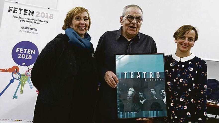 Por la derecha, Marián Osácar, Boni Ortiz y Raquel Huergo, ayer, con la portada del &quot;Anuario&quot;, dedicada a &quot;Teatro Margen&quot;.