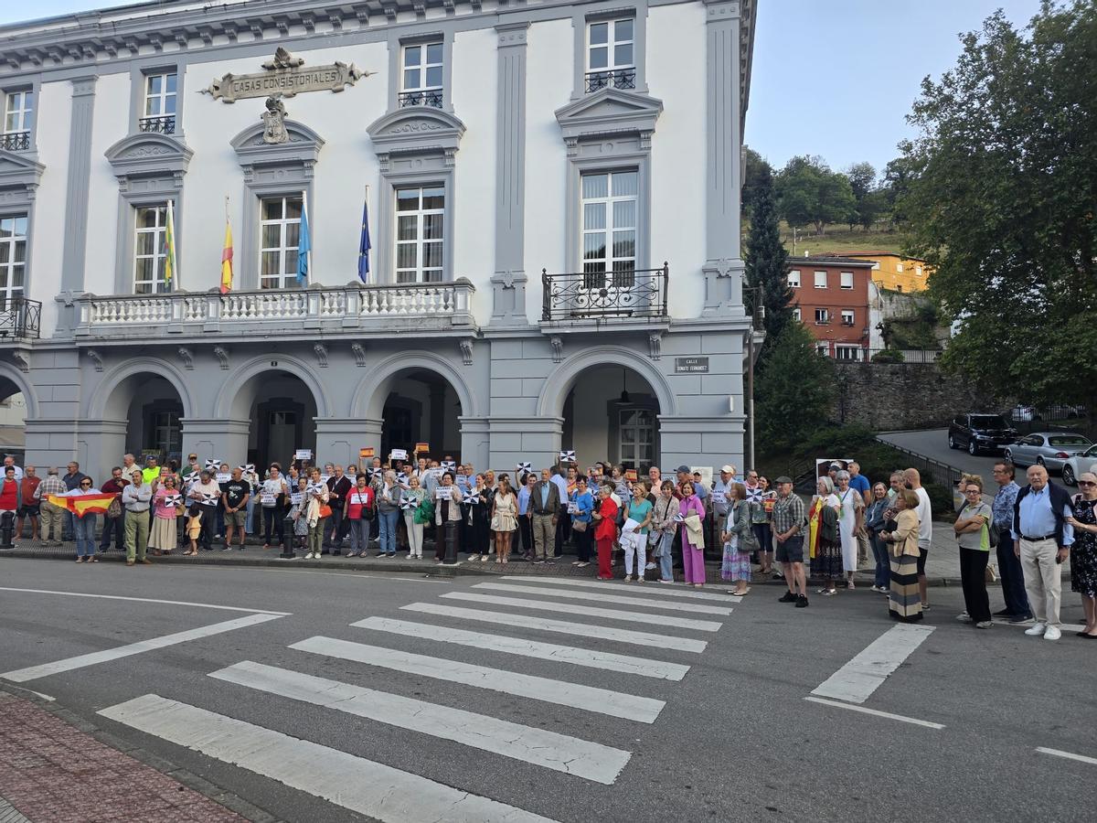 Concentración ante el ayuntamiento de Allande, en Pola de Allande.
