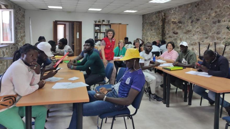 La Cruz Roja ofrece respaldo lingüístico a la colonia de marineros senegaleses de Fisterra