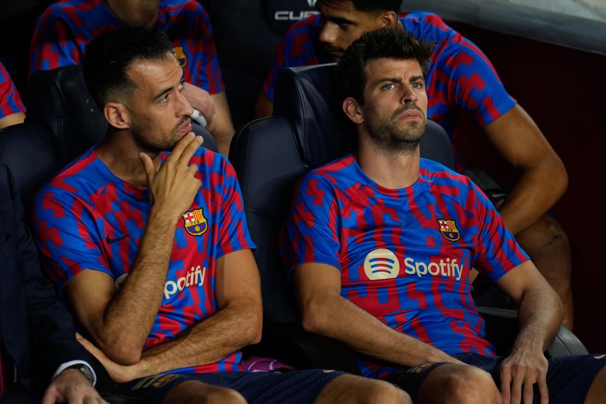 FC Barcelona’s Sergio Busquets (L) and Gerard Pique ahead of a UEFA Champions League Group B soccer match between FC Barcelona and Viktoria Pilsen at Camp Nou stadium in Barcelona, Spain, 07 September 2022. EFE/ ALEJANDRO GARCIA