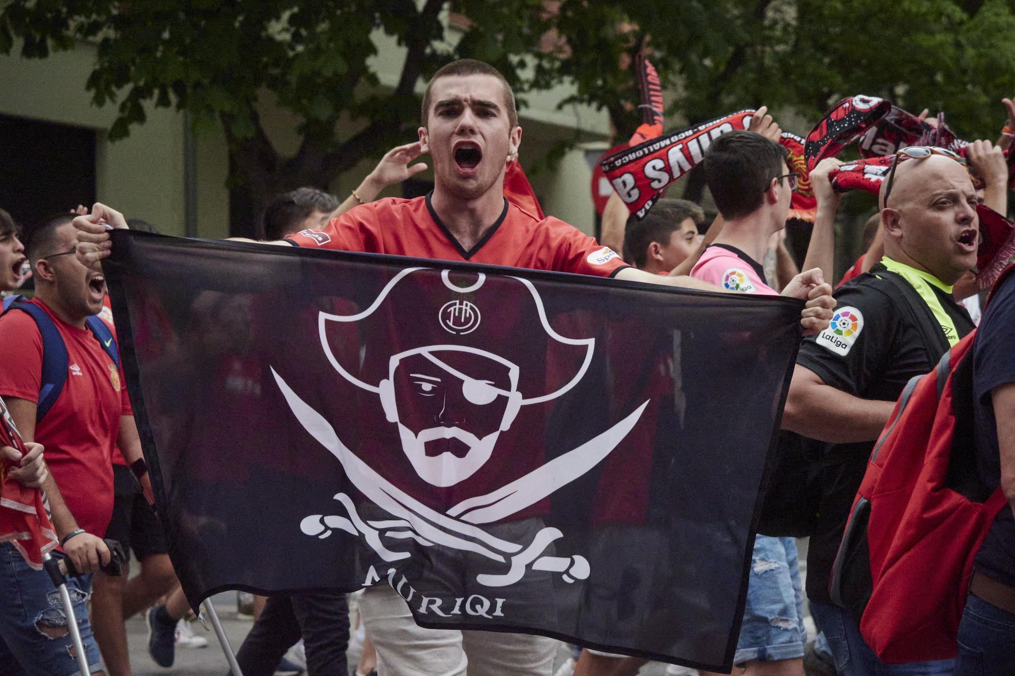 Aficionados del RCD Mallorca dirigiéndose al estadio de el Sadar