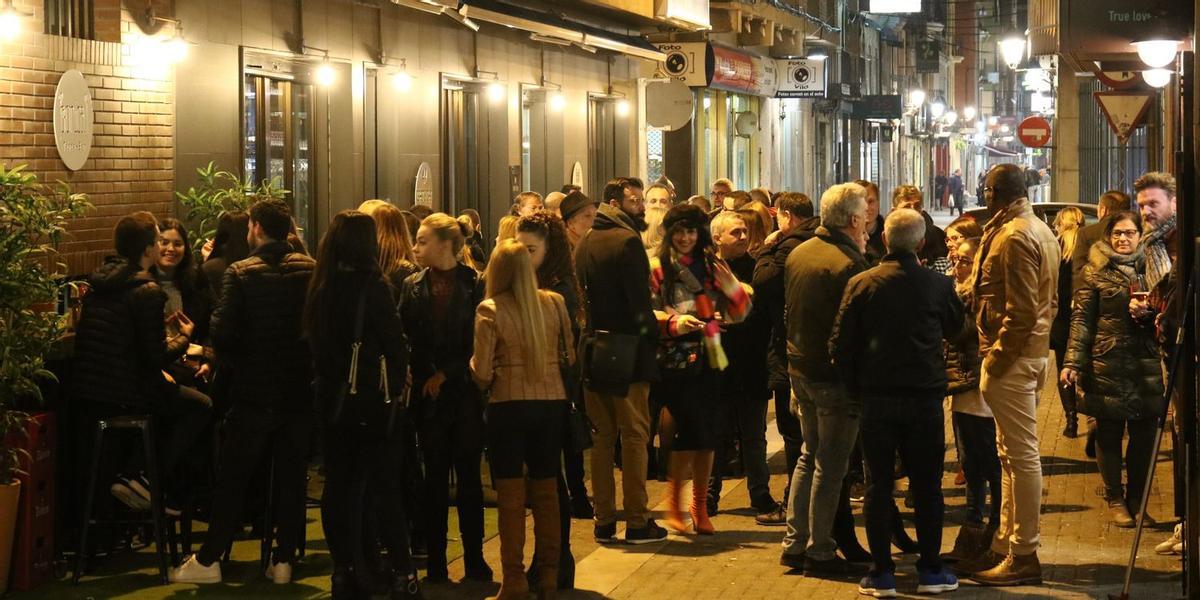 Los vecinos de la calle Pare Molina interpusieron hace cuatro años una denuncia por las molestias de las tascas.