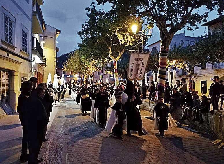 Alaró: Aunque arrancó tarde la procesión del jueves santo despertó una gran expectación entre los vecinos.