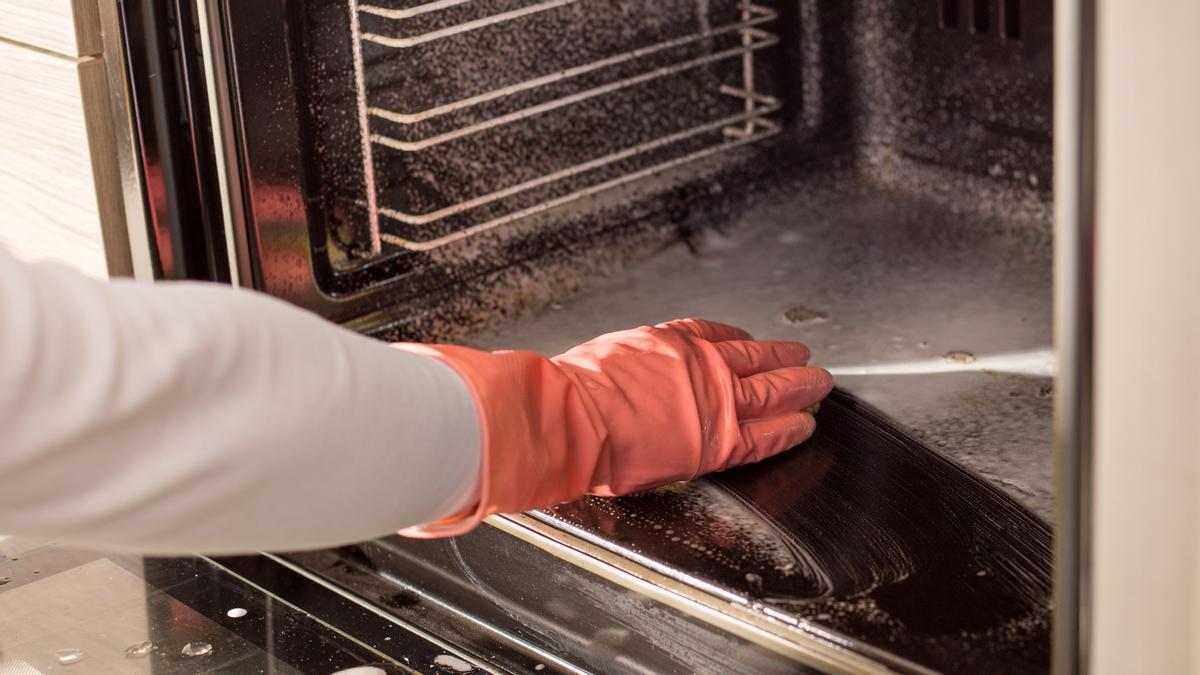 Cómo limpiar la grasa incrustada del horno: 5 productos muy eficaces