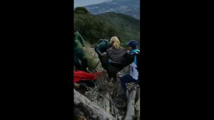 Rescatan a una mujer que se fracturó la tibia y el peroné subiendo al pico de Mijas