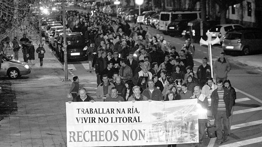 La cabeza de la manifestación con una pancarta, ayer, por la Avenida de Mendiño.