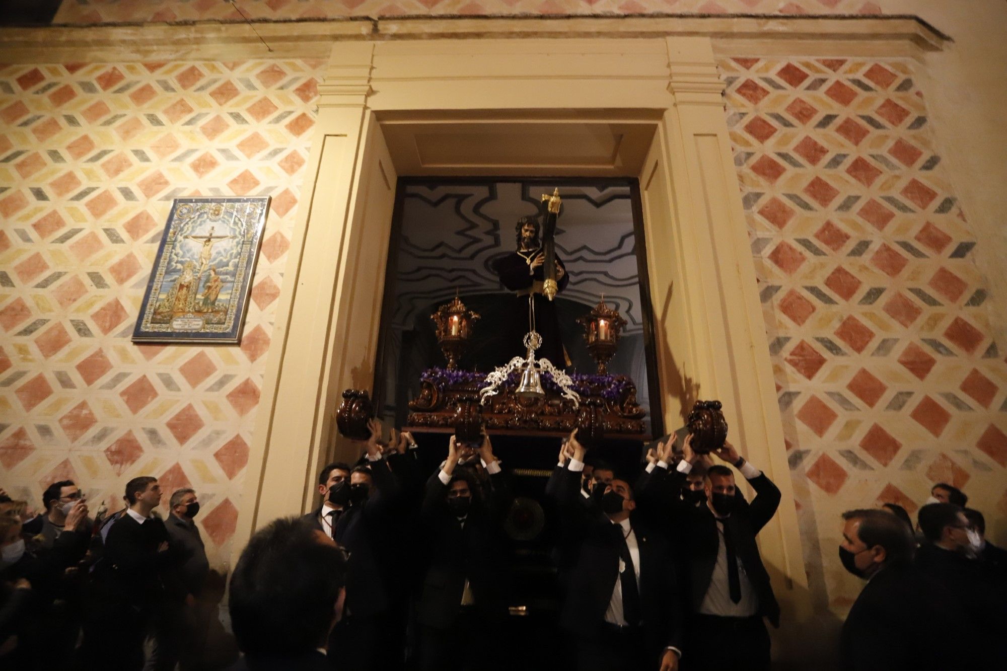 La archicofradía de la Pasión saliendo de la iglesia de San Juan Bautista