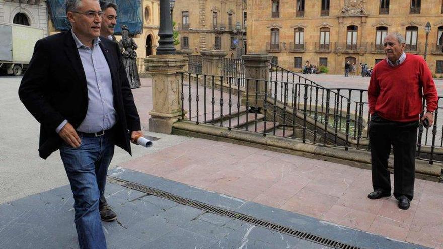 orviz, antes de verse con los críticos. El coordinador de IU en Asturias acude a la sede regional, donde se reunió con los dirigentes críticos.