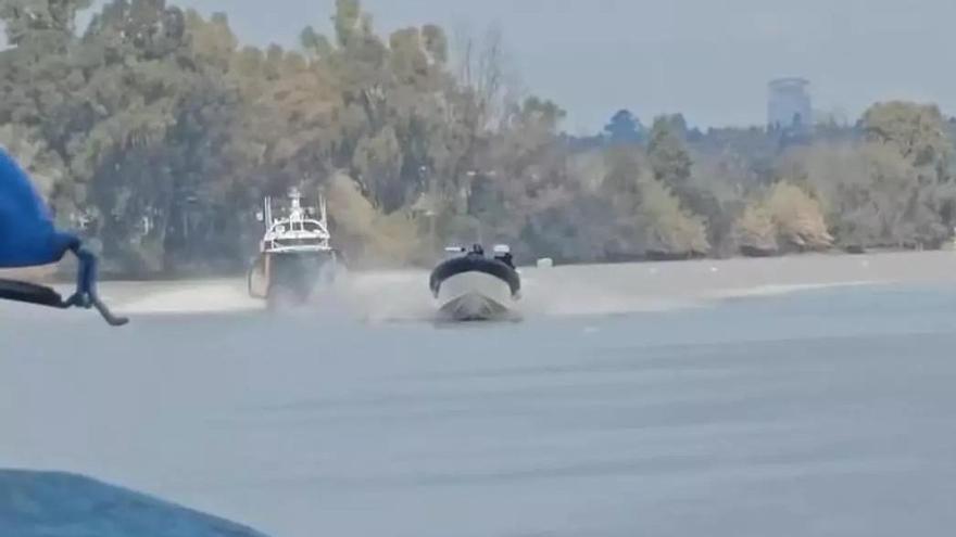 Imagen de archivo de una persecución de la Guardia Civil a una narcolancha en el río Guadalquivir.