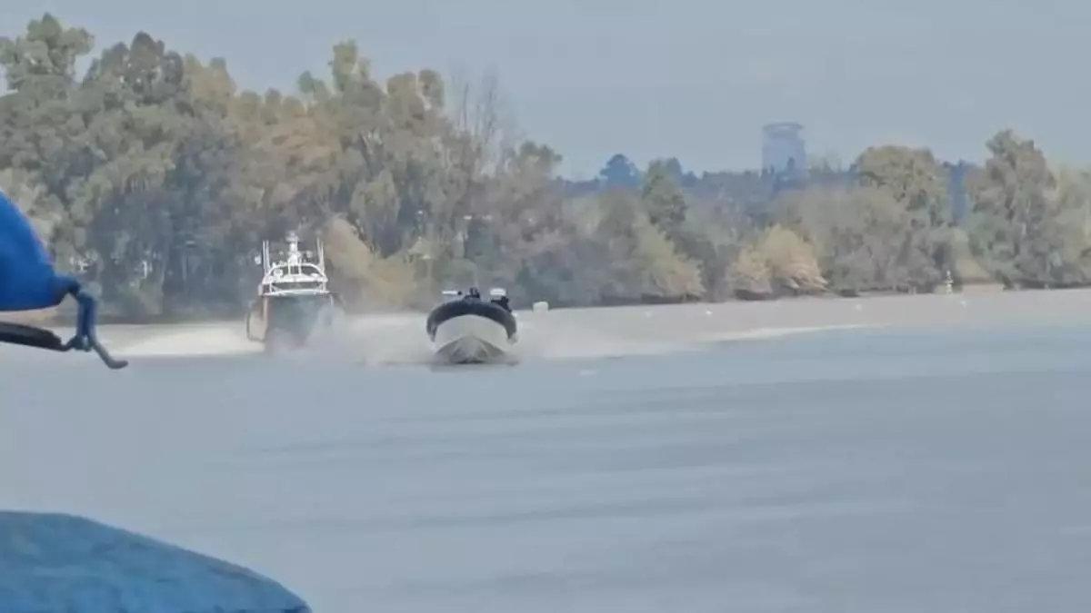 Imagen de archivo de una persecución de la Guardia Civil a una narcolancha en el río Guadalquivir.