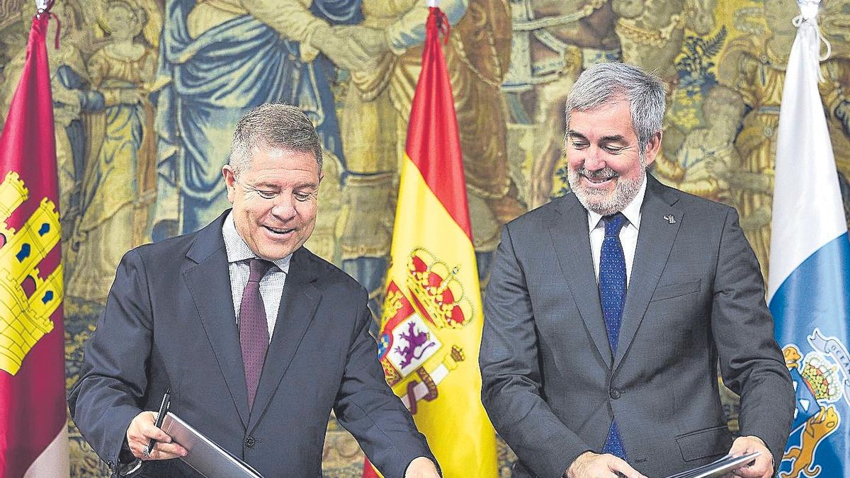 Emiliano García-Page (izquierda) y Fernando Clavijo firman un convenio ayer en Toledo.