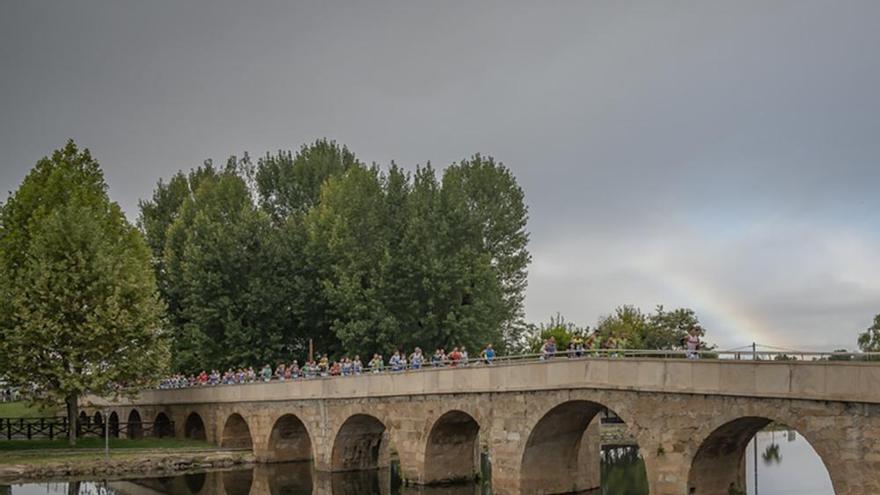 Participantes atraviesan el puente del Parque Fluvial Feliciano López de la Vega en una edición anterior.