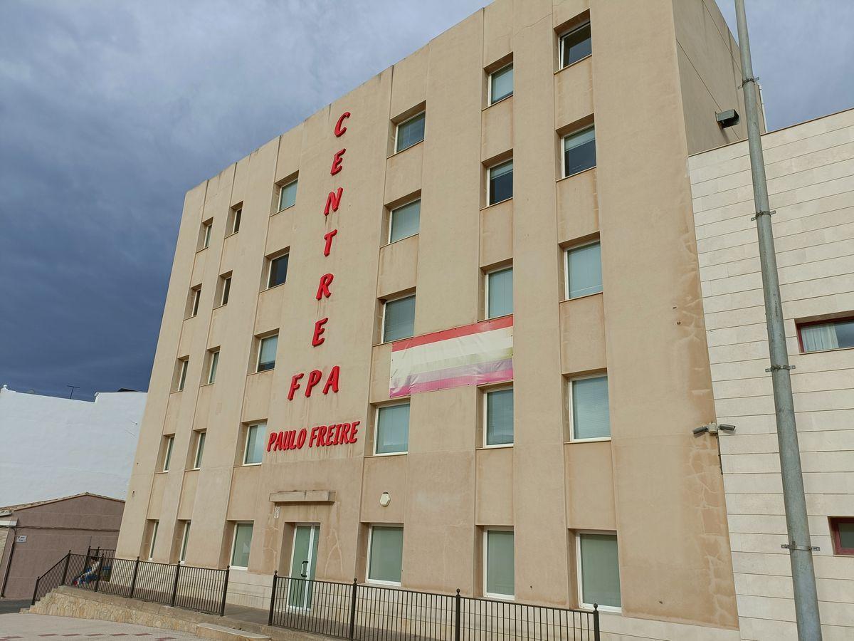 Façana principal del centre d'adults Paulo Freire d'Almenara.