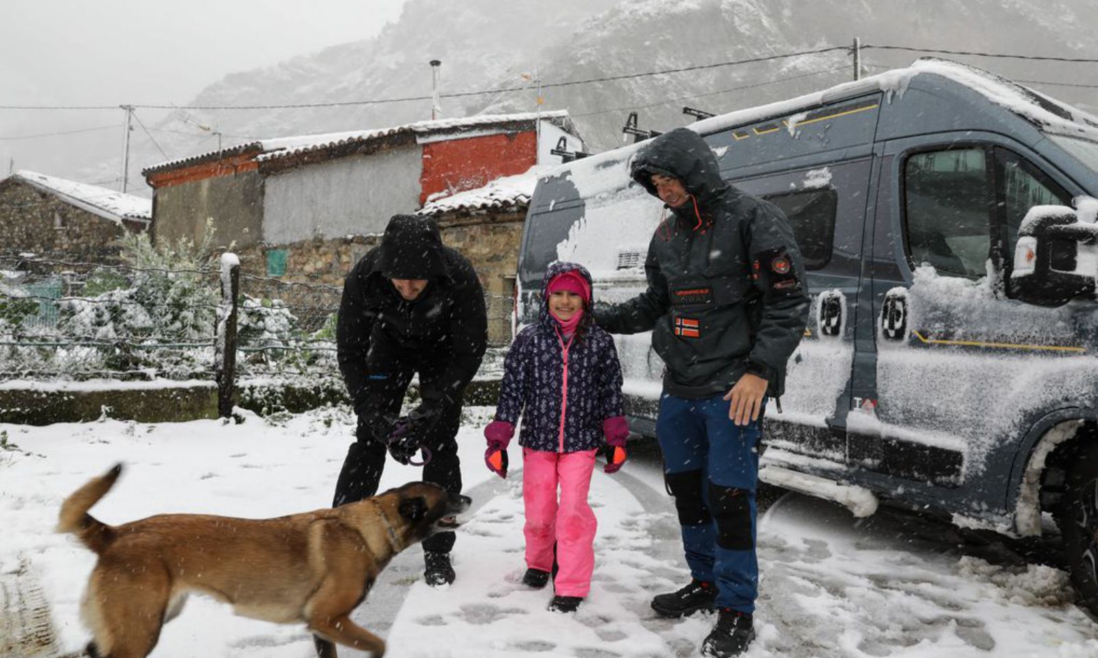 El bilbaíno Raúl Asenjo, con el gijonés Javier y su hija Nahia. | Juan Plaza