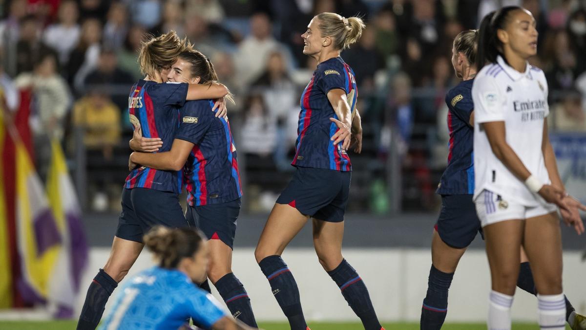 Las futbolistas del Barça celebran el segundo gol ante el Real Madrid.