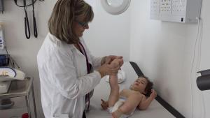 Una pediatra en consulta.
