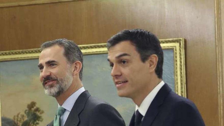 El Rey y Sánchez, ayer, en el palacio de La Zarzuela. // Efe