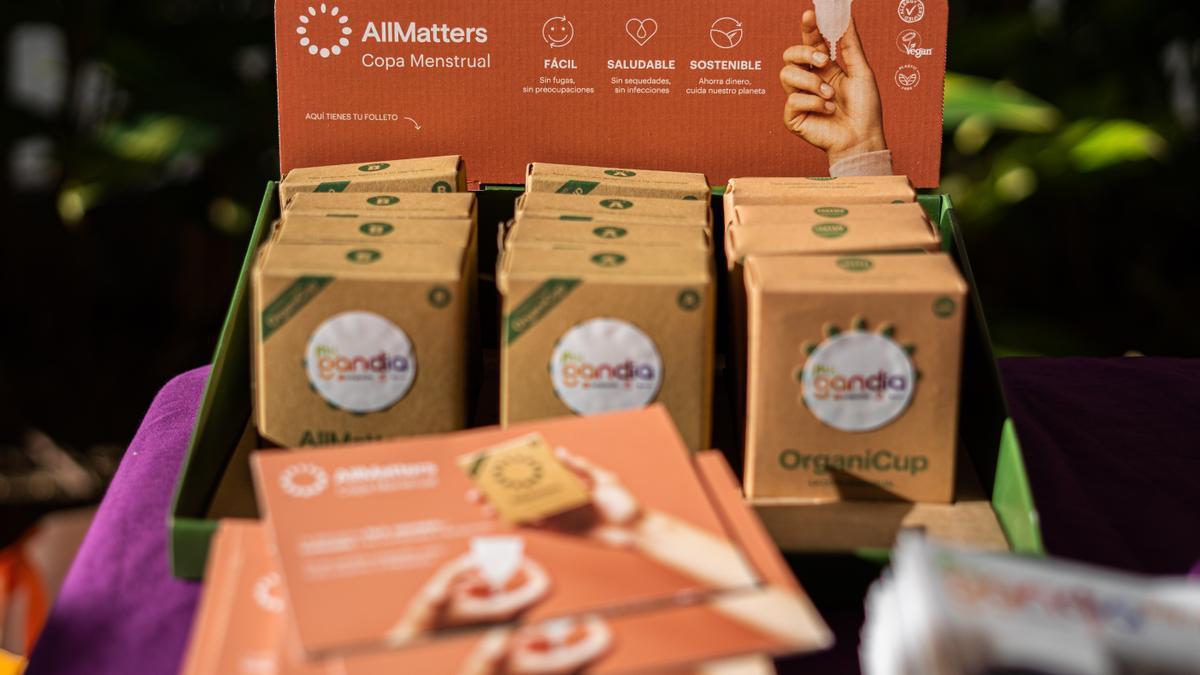 Las copas menstruales con el logotipo de la candidatura de izquierdas de Gandia.