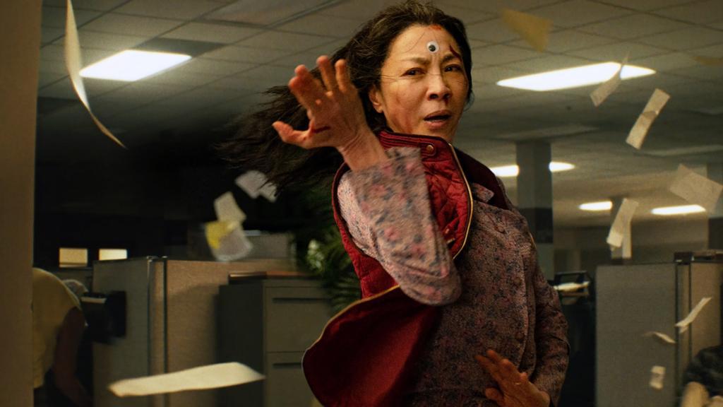 Michelle Yeoh protagoniza 'Todo a la vez en todas partes', nominada a los Premios Oscar 2023.