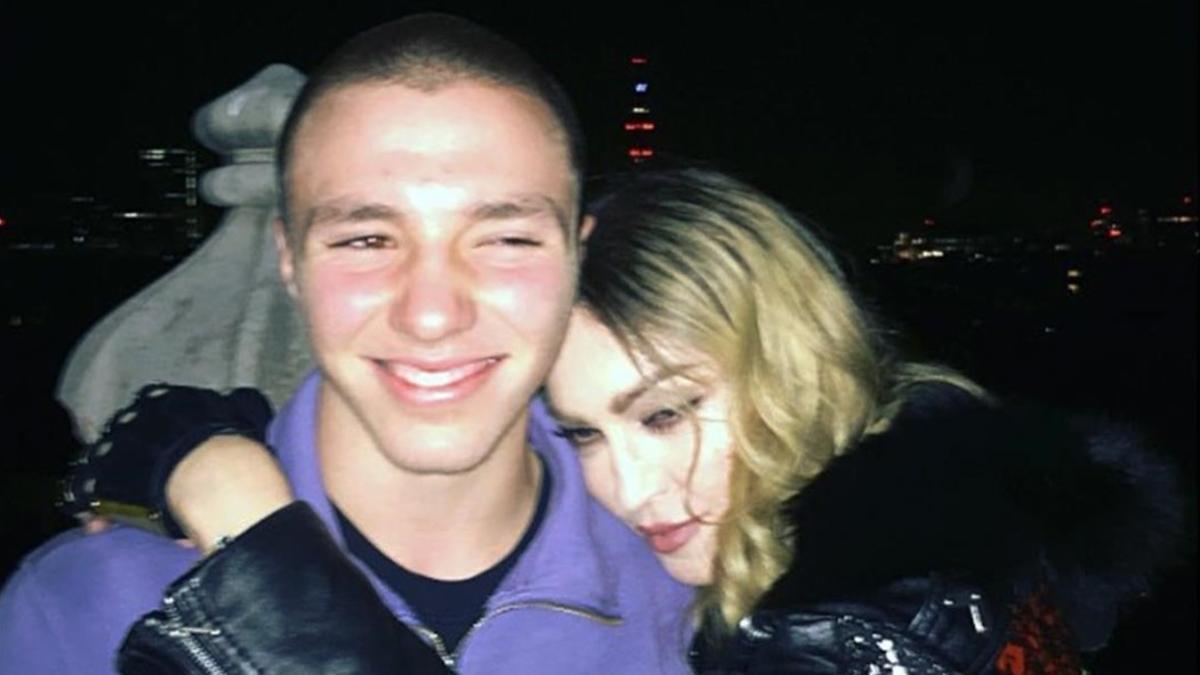 Madonna firma la pipa de la paz con su hijo