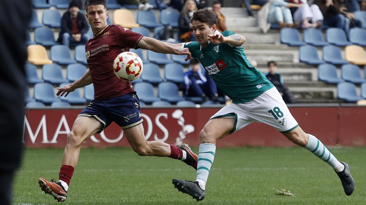 Jugada entre Miguel Cuesta y Naveira en el partido entre el Pontevedra CF y el Coruxo en Pasarón.
