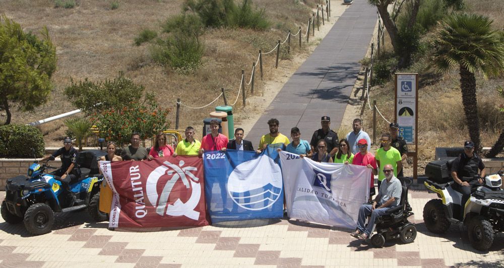 Canet iza sus banderas de calidad y presenta su dispositivo de playa.