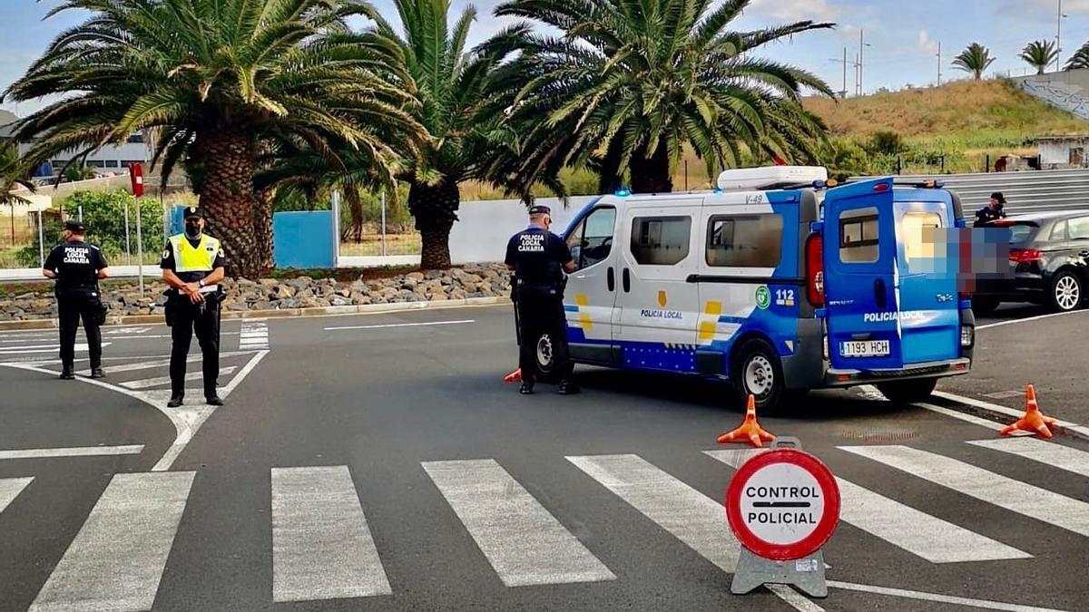 Un control policial de los agentes municipales de La Laguna.