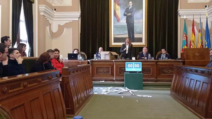 La calma tensa 'salta por los aires' en el pleno de Castelló