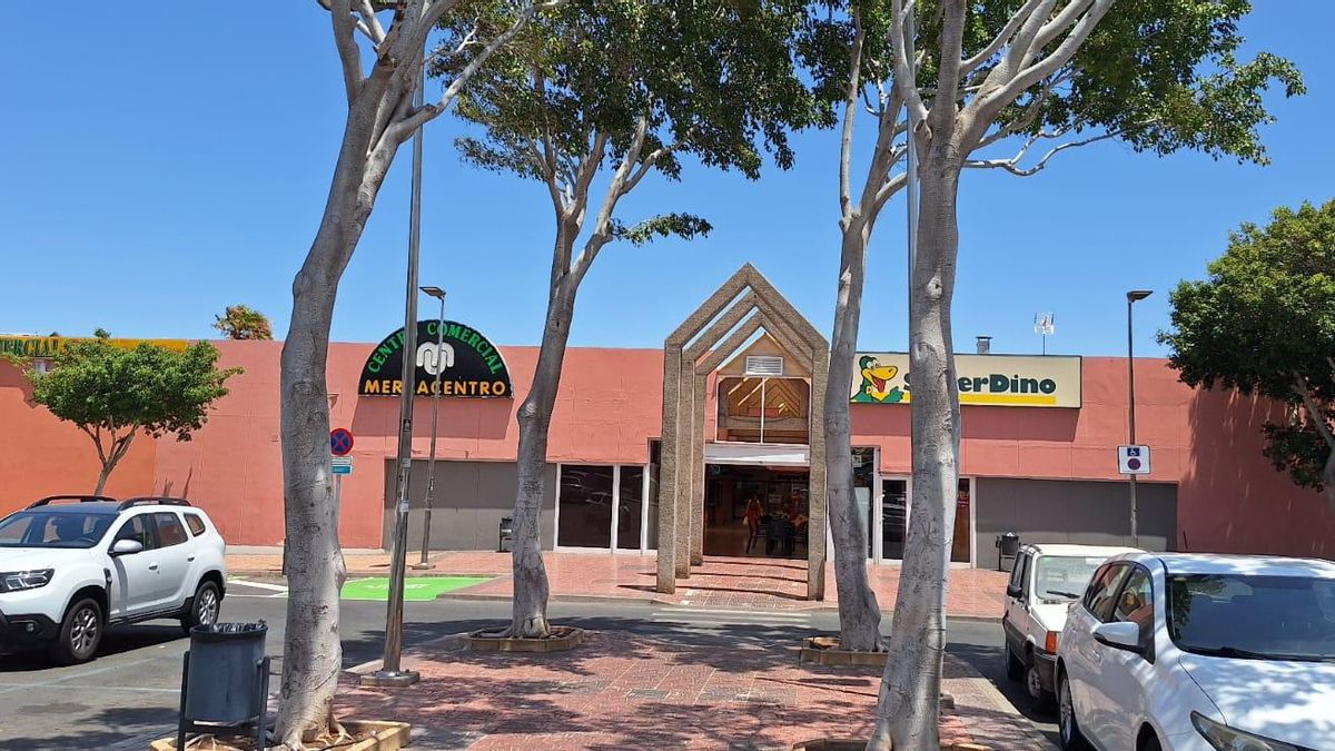 Centro comercial Mercacentro en Vecindario, junto al teatro Víctor Jara.