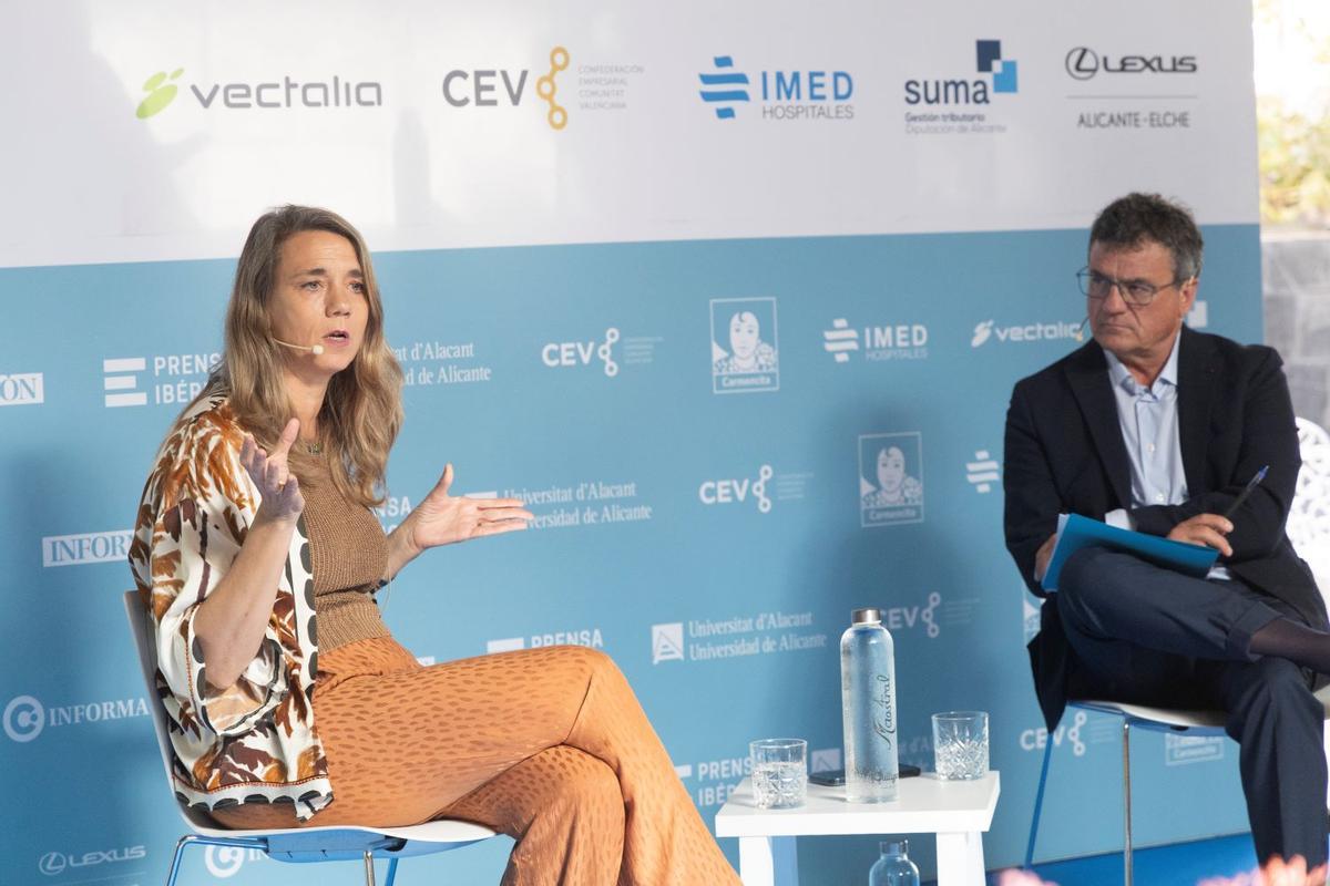 Un momento del diálogo entre Ángela de Miguel y Toni Cabot.