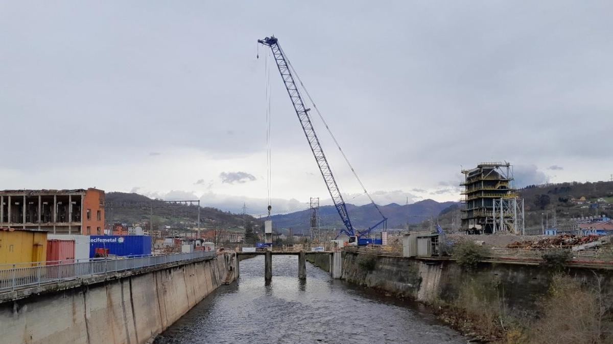 El río Nalón a su paso por el entorno de la central térmica de Lada.