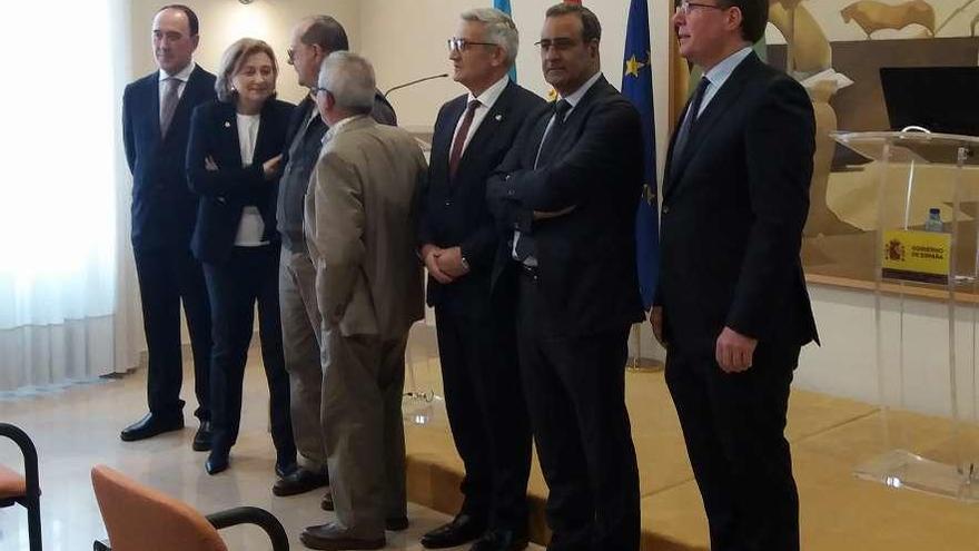 Por la izquierda, Jesús I. Prieto (catedrático de Física Aplicada y conferenciante ayer), Delia Losa, José Manuel Rúa, José Abad, Santiago García Granda (rector de la Universidad de Oviedo), Fernando Lastra y Ángel Gómez.