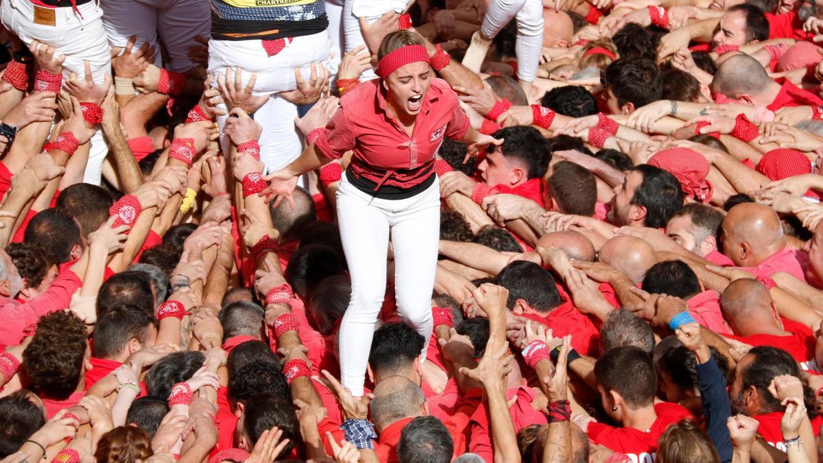 Una castellera de la Joves de Valls celebra el 4 de 9 sin 'folre' conseguido en Santa Úrsula.