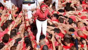 Una castellera de la Joves de Valls celebra el 4 de 9 sin folre conseguido en Santa Úrsula.