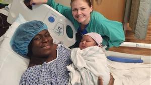 La feliz madre con el niño.