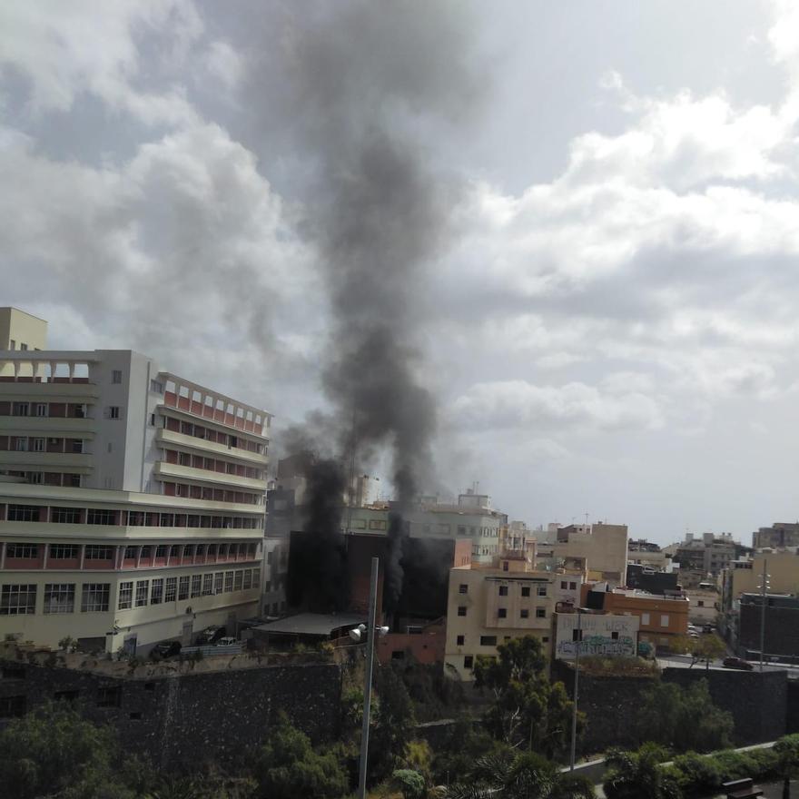 Voraz incendio en un edificio de la calle Salamanca de Santa Cruz de Tenerife