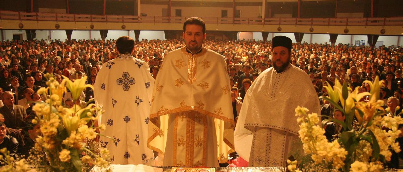 Miles de rumanos de Castelló de la Plana, celebrarando en La Pergola la Pascua ortodoxa bajo la direccion espiritual de Adrian Nicodim.