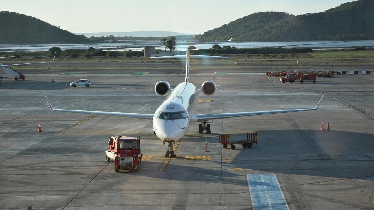 Una avión estacionado en la plataforma del aeropuerto de Ibiza.