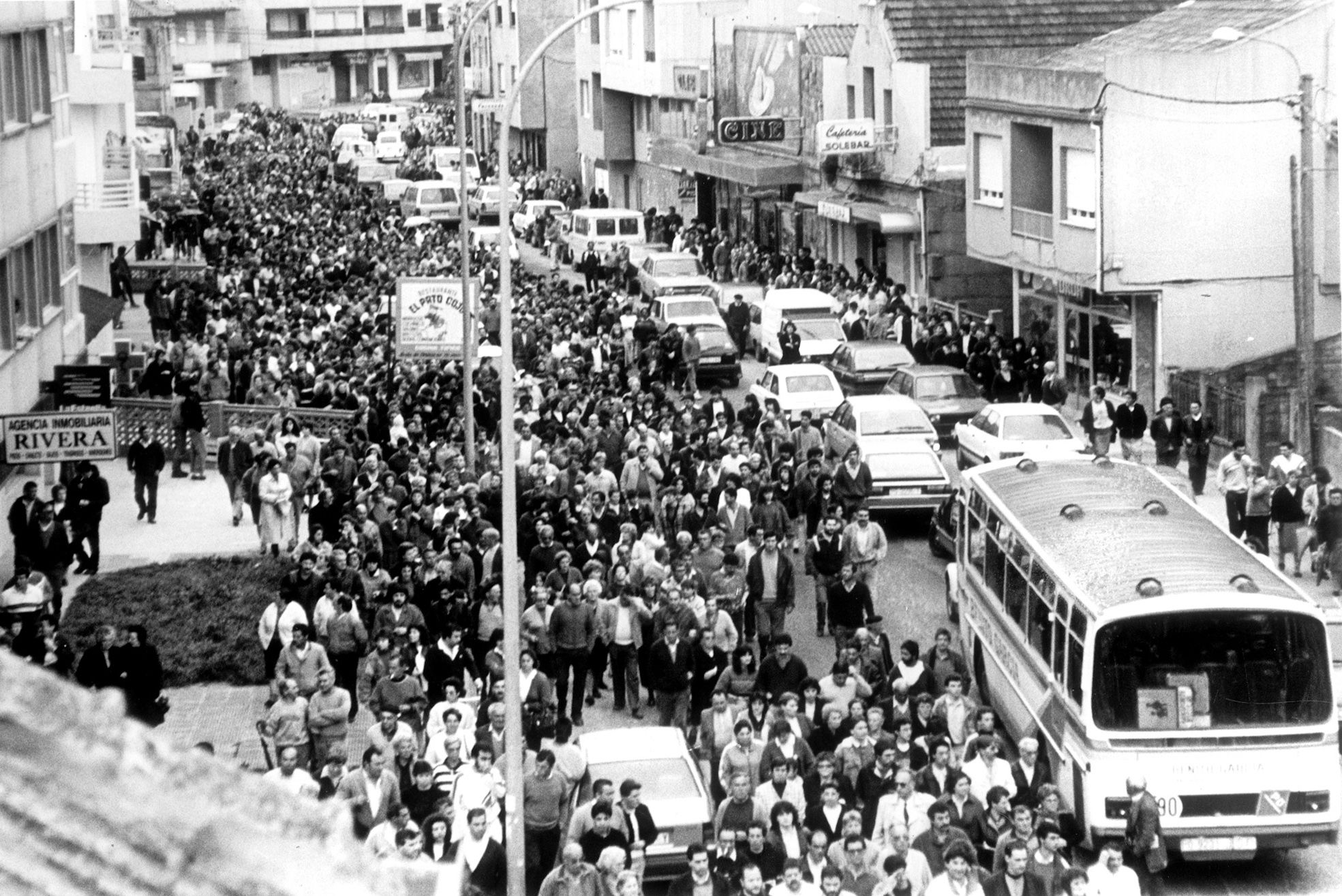 El conflicto de la contribución en Cangas: protestas y un alcalde asediado que no pudo volver a entrar en el Concello