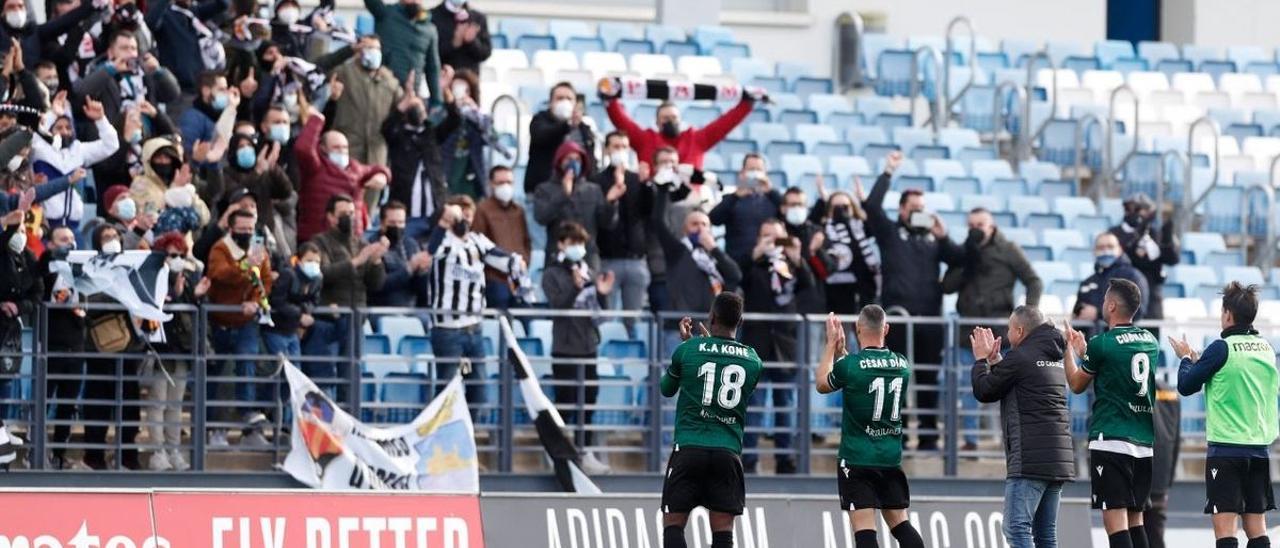 El Castellón celebra con sus aficionados la victoria en Valdebebas (1-2), a primeros de diciembre.