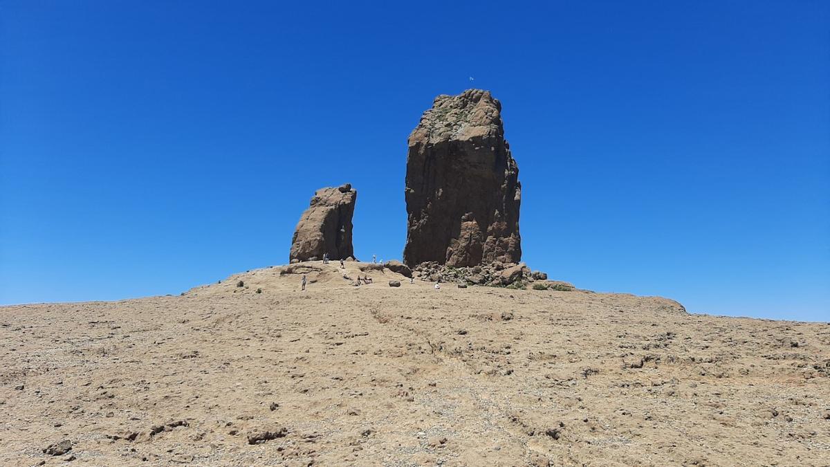 En la cima, la bandera que ondea en el Roque Nublo desde este fin de semana.