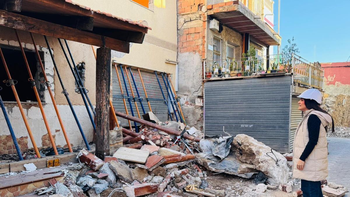 La edil de Urbanismo, María Hernández, supervisaba este martes las tareas de demilición de una vivienda en San Pedro.