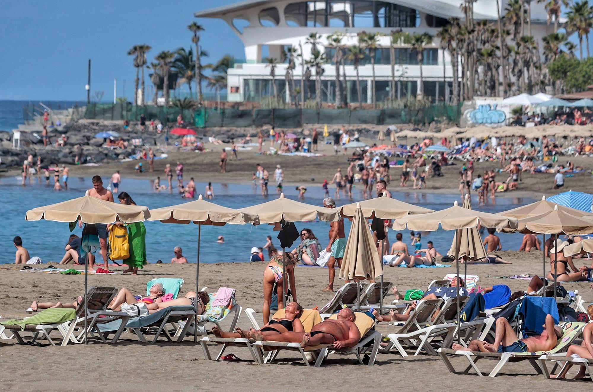 Playas llenas en el Sur de Tenerife durante la Semana Santa