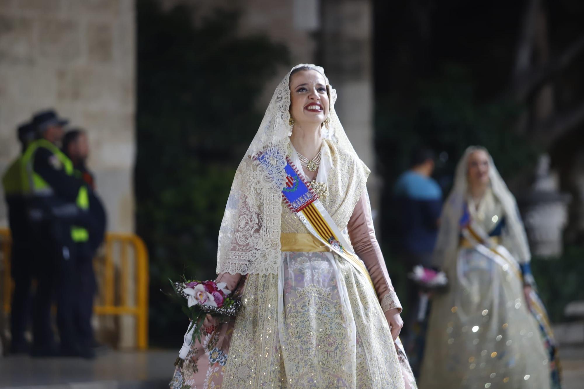 Laura Mengó y su corte coronan la ofrenda a la Virgen