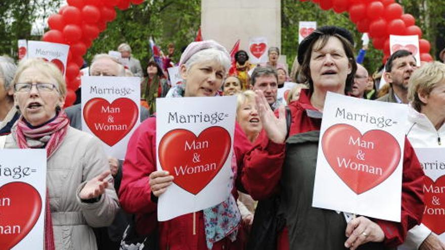 Activistas protestando ayer en contra del matrimonio gay.