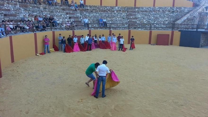 Clase de Salvador Vega en la plaza de Carratraca en 2013.